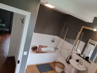 I Touch My Pussy in the Bath