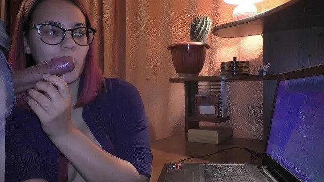 Gamer Girl Does Blowjob Without Being Distracted from the Game